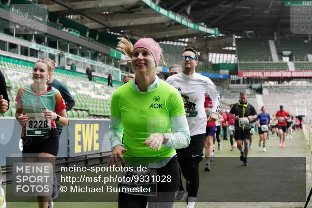 05.10.2025 - 20. swb-Marathon Bremen Michael Burmester http://msf.ph/oto/9331028 05.10.2025 13:04:04 Laufen im Stadion 100, 360, 414, 470, 592, 725, 898, 958, 1019, 1067, 1080, 1084, 1275, 1331, 1336, 1413, 1468, 1478, 1507, 1514, 1695, 1852, 1914, 1975, 1997, 2016, 2333, 2339, 2375, 2567, 2617, 3037, 3072, 3313, 3346, 3485, 4005, 4053, 4087, 4243, 4335, 4453, 4462, 4524, 4528, 4637, 4638, 4651, 4757, 4767, 4793, 4803, 4840, 4928, 5043, 5137, 5162, 5212, 5236, 5343, 5410, 5489, 5523, 5832, 5966, 5969, 6011, 6138, 6145, 6287, 6414, 6447, 6529, 6584, 6635, 227, 375, 396, 2597 meine-sportfotos.de