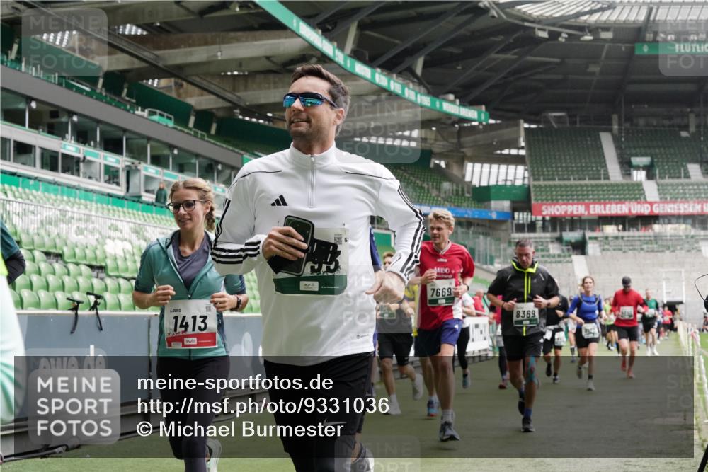 05.10.2025 - 20. swb-Marathon Bremen Michael Burmester http://msf.ph/oto/9331036 05.10.2025 13:04:05 Laufen im Stadion 100, 360, 414, 470, 592, 898, 958, 1019, 1067, 1080, 1084, 1275, 1331, 1336, 1413, 1468, 1478, 1507, 1514, 1695, 1852, 1914, 1975, 1997, 2016, 2333, 2339, 2375, 2567, 2617, 3037, 3072, 3313, 3346, 3485, 4005, 4053, 4087, 4243, 4335, 4453, 4462, 4524, 4528, 4637, 4638, 4651, 4757, 4767, 4793, 4803, 4840, 4928, 5043, 5137, 5162, 5212, 5236, 5343, 5410, 5446, 5489, 5523, 5832, 5966, 5969, 6011, 6138, 6145, 6287, 6414, 6447, 6529, 6584, 6635, 227, 375, 396, 2597 meine-sportfotos.de