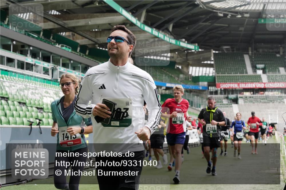 05.10.2025 - 20. swb-Marathon Bremen Michael Burmester http://msf.ph/oto/9331040 05.10.2025 13:04:05 Laufen im Stadion 100, 360, 414, 470, 592, 898, 958, 1019, 1067, 1080, 1084, 1275, 1331, 1336, 1413, 1468, 1478, 1507, 1514, 1695, 1852, 1914, 1975, 1997, 2016, 2333, 2339, 2375, 2567, 2617, 3037, 3072, 3313, 3346, 3485, 4005, 4053, 4087, 4243, 4335, 4453, 4462, 4524, 4528, 4637, 4638, 4651, 4757, 4767, 4793, 4803, 4840, 4928, 5043, 5137, 5162, 5212, 5236, 5343, 5410, 5446, 5489, 5523, 5832, 5966, 5969, 6011, 6138, 6145, 6287, 6414, 6447, 6529, 6584, 6635, 227, 375, 396, 2597 meine-sportfotos.de