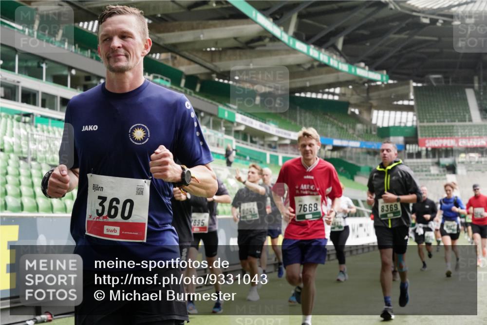 05.10.2025 - 20. swb-Marathon Bremen Michael Burmester http://msf.ph/oto/9331043 05.10.2025 13:04:06 Laufen im Stadion 100, 360, 414, 470, 592, 607, 898, 958, 1012, 1019, 1067, 1080, 1084, 1275, 1331, 1336, 1413, 1468, 1478, 1507, 1514, 1695, 1852, 1914, 1975, 1997, 2016, 2333, 2339, 2375, 2567, 2617, 3037, 3072, 3313, 3346, 3485, 4005, 4053, 4087, 4243, 4335, 4453, 4462, 4524, 4528, 4637, 4638, 4651, 4757, 4767, 4793, 4803, 4840, 4928, 5043, 5137, 5162, 5212, 5236, 5343, 5410, 5446, 5464, 5489, 5523, 5832, 5966, 5969, 6011, 6138, 6145, 6287, 6414, 6447, 6529, 6584, 6635, 227, 375, 396, 2597 meine-sportfotos.de