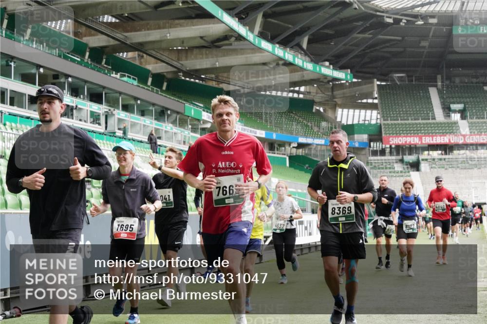 05.10.2025 - 20. swb-Marathon Bremen Michael Burmester http://msf.ph/oto/9331047 05.10.2025 13:04:07 Laufen im Stadion 100, 360, 414, 470, 592, 607, 898, 958, 1012, 1019, 1067, 1080, 1084, 1275, 1331, 1336, 1413, 1468, 1478, 1514, 1695, 1852, 1914, 1975, 1997, 2016, 2333, 2339, 2375, 2567, 2617, 3037, 3072, 3346, 3485, 4005, 4053, 4087, 4243, 4335, 4453, 4462, 4524, 4528, 4637, 4638, 4651, 4757, 4767, 4793, 4803, 4840, 4928, 5043, 5137, 5162, 5212, 5236, 5343, 5410, 5446, 5464, 5489, 5523, 5832, 5966, 5969, 6011, 6145, 6287, 6414, 6447, 6529, 6584, 6635, 227, 375, 396, 2597 meine-sportfotos.de