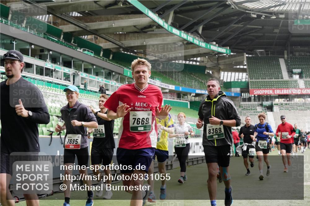 05.10.2025 - 20. swb-Marathon Bremen Michael Burmester http://msf.ph/oto/9331055 05.10.2025 13:04:07 Laufen im Stadion 100, 360, 414, 470, 592, 607, 898, 958, 1012, 1019, 1067, 1080, 1084, 1275, 1331, 1336, 1413, 1468, 1478, 1514, 1695, 1852, 1914, 1975, 1997, 2016, 2333, 2339, 2375, 2567, 2617, 3037, 3072, 3346, 3485, 4005, 4053, 4087, 4243, 4335, 4453, 4462, 4524, 4528, 4637, 4638, 4651, 4757, 4767, 4793, 4803, 4840, 4928, 5043, 5137, 5162, 5212, 5236, 5343, 5410, 5446, 5464, 5489, 5523, 5832, 5966, 5969, 6011, 6145, 6287, 6414, 6447, 6529, 6584, 6635, 227, 375, 396, 2597 meine-sportfotos.de