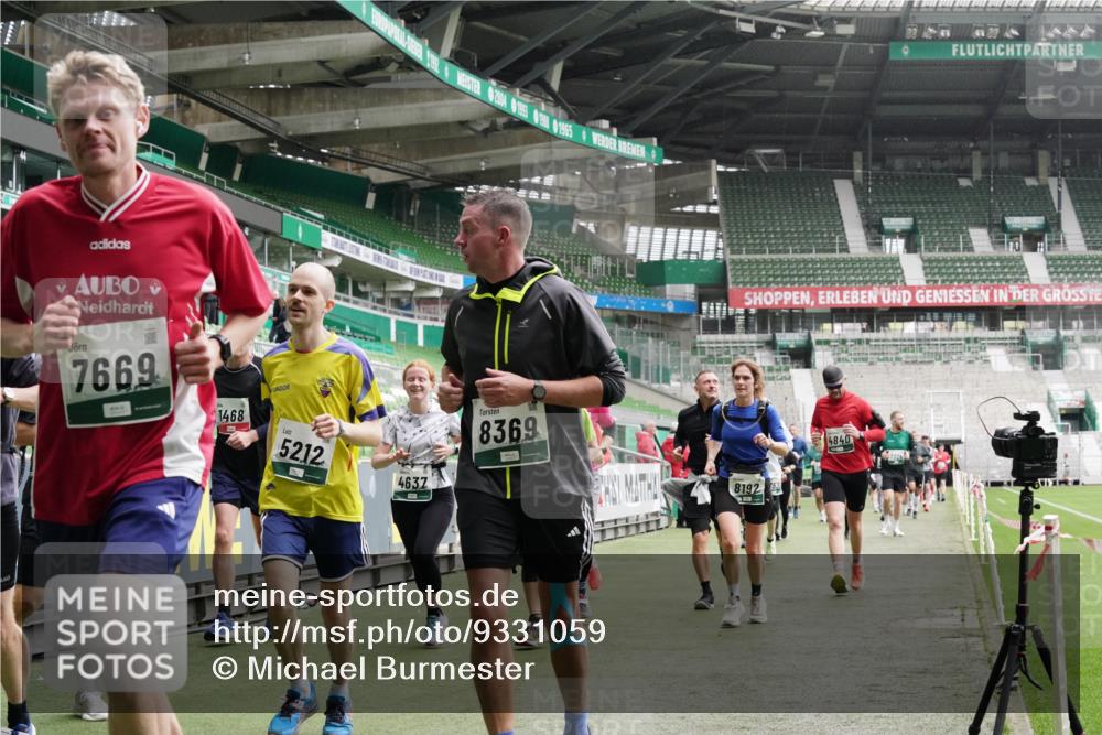 05.10.2025 - 20. swb-Marathon Bremen Michael Burmester http://msf.ph/oto/9331059 05.10.2025 13:04:08 Laufen im Stadion 100, 360, 414, 470, 592, 607, 898, 958, 1012, 1019, 1067, 1080, 1084, 1275, 1331, 1336, 1413, 1468, 1478, 1514, 1695, 1852, 1914, 1975, 1997, 2016, 2333, 2339, 2375, 2567, 2617, 3037, 3072, 3346, 3485, 4005, 4053, 4087, 4243, 4335, 4453, 4462, 4524, 4528, 4637, 4638, 4651, 4757, 4767, 4793, 4803, 4840, 4928, 5043, 5137, 5162, 5212, 5236, 5343, 5410, 5446, 5464, 5489, 5523, 5832, 5966, 5969, 6011, 6145, 6287, 6414, 6447, 6529, 6584, 6635, 227, 375, 396, 2597 meine-sportfotos.de