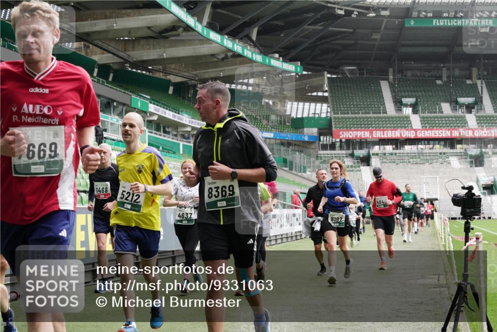 05.10.2025 - 20. swb-Marathon Bremen Michael Burmester http://msf.ph/oto/9331063 05.10.2025 13:04:08 Laufen im Stadion 100, 360, 414, 470, 592, 607, 898, 958, 1012, 1019, 1067, 1080, 1084, 1275, 1331, 1336, 1413, 1468, 1478, 1514, 1695, 1852, 1914, 1975, 1997, 2016, 2333, 2339, 2375, 2567, 2617, 3037, 3072, 3346, 3485, 4005, 4053, 4087, 4243, 4335, 4453, 4462, 4524, 4528, 4637, 4638, 4651, 4757, 4767, 4793, 4803, 4840, 4928, 5043, 5137, 5162, 5212, 5236, 5343, 5410, 5446, 5464, 5489, 5523, 5832, 5966, 5969, 6011, 6145, 6287, 6414, 6447, 6529, 6584, 6635, 227, 375, 396, 2597 meine-sportfotos.de