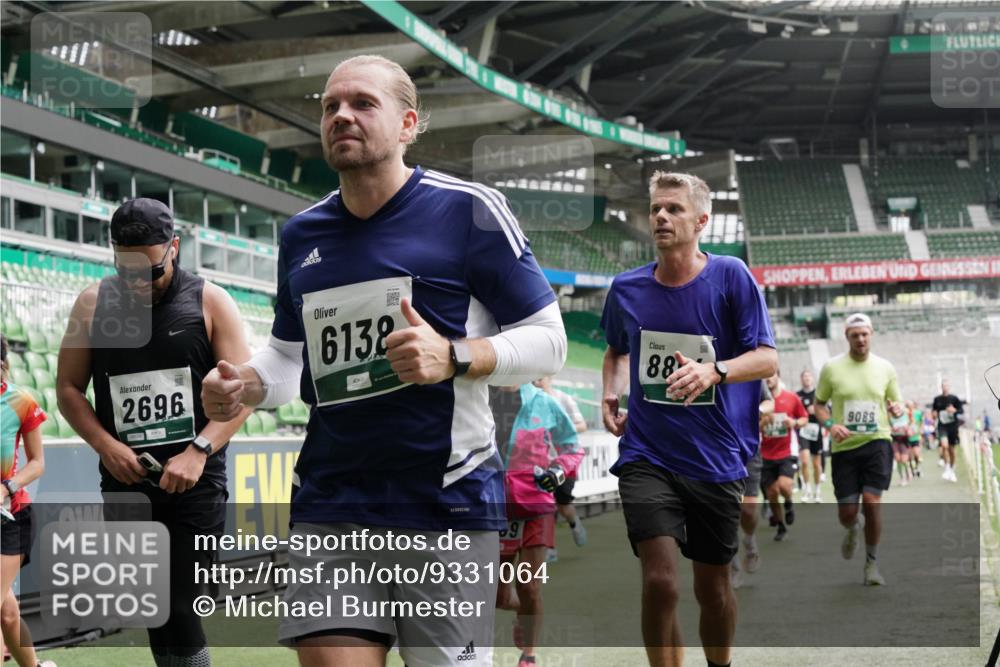 05.10.2025 - 20. swb-Marathon Bremen Michael Burmester http://msf.ph/oto/9331064 05.10.2025 13:03:26 Laufen im Stadion 227, 293, 375, 396, 527, 616, 721, 725, 764, 958, 1067, 1178, 1275, 1331, 1336, 1425, 1469, 1507, 1514, 1568, 1670, 1705, 1836, 1944, 2016, 2339, 2357, 2375, 2407, 2567, 2597, 2696, 2791, 2960, 2984, 3019, 3037, 3147, 3313, 4026, 4321, 4528, 4767, 4769, 5410, 5431, 5489, 5523, 5527, 5755, 5763, 5867, 5884, 5966, 6138, 6145, 6215, 6414, 6417, 6447, 6481, 6666, 7315, 7316, 7407, 7540, 7607, 7653, 8375, 8526, 8957, 97, 518, 729, 1121, 1704, 1733, 2393, 2772, 3424, 3917 meine-sportfotos.de