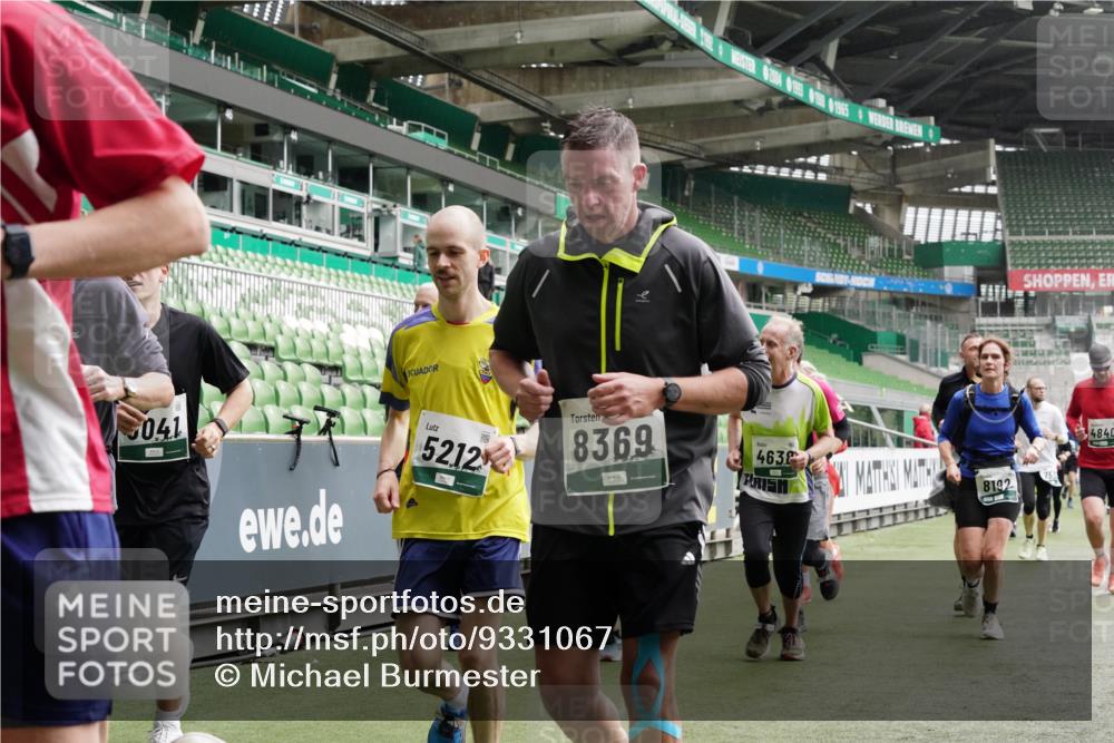 05.10.2025 - 20. swb-Marathon Bremen Michael Burmester http://msf.ph/oto/9331067 05.10.2025 13:04:08 Laufen im Stadion 100, 360, 414, 470, 592, 607, 898, 958, 1012, 1019, 1067, 1080, 1084, 1275, 1331, 1336, 1413, 1468, 1478, 1514, 1695, 1852, 1914, 1975, 1997, 2016, 2333, 2339, 2375, 2567, 2617, 3037, 3072, 3346, 3485, 4005, 4053, 4087, 4243, 4335, 4453, 4462, 4524, 4528, 4637, 4638, 4651, 4757, 4767, 4793, 4803, 4840, 4928, 5043, 5137, 5162, 5212, 5236, 5343, 5410, 5446, 5464, 5489, 5523, 5832, 5966, 5969, 6011, 6145, 6287, 6414, 6447, 6529, 6584, 6635, 227, 375, 396, 2597 meine-sportfotos.de