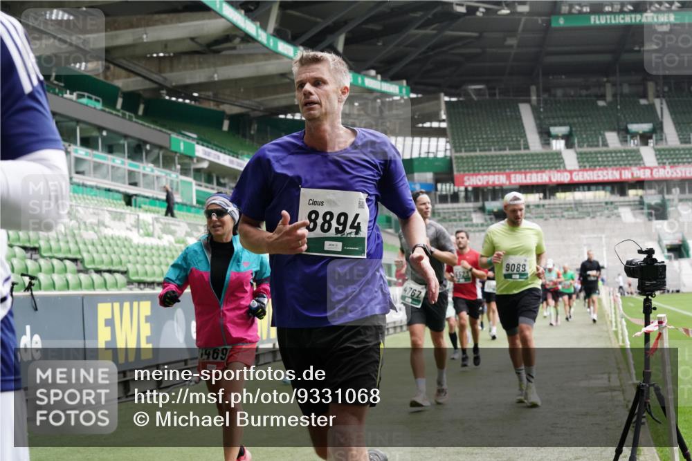 05.10.2025 - 20. swb-Marathon Bremen Michael Burmester http://msf.ph/oto/9331068 05.10.2025 13:03:27 Laufen im Stadion 227, 293, 375, 396, 527, 616, 721, 725, 764, 958, 1067, 1178, 1275, 1331, 1336, 1425, 1469, 1507, 1514, 1568, 1670, 1705, 1836, 1944, 2016, 2339, 2357, 2375, 2407, 2567, 2597, 2696, 2791, 2960, 2984, 3019, 3037, 3147, 3313, 4026, 4321, 4528, 4767, 4769, 5162, 5410, 5431, 5489, 5523, 5527, 5763, 5867, 5884, 5966, 6138, 6145, 6215, 6414, 6417, 6447, 6481, 6666, 7315, 7316, 7407, 7540, 7607, 7653, 8375, 8526, 97, 518, 721, 729, 1121, 1704, 1733, 2393, 2772, 3424, 3917 meine-sportfotos.de