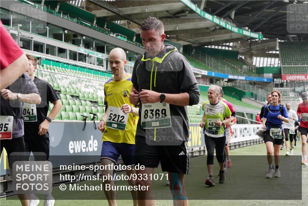 05.10.2025 - 20. swb-Marathon Bremen Michael Burmester http://msf.ph/oto/9331071 05.10.2025 13:04:08 Laufen im Stadion 100, 360, 414, 470, 592, 607, 898, 958, 1012, 1019, 1067, 1080, 1084, 1275, 1331, 1336, 1413, 1468, 1478, 1514, 1695, 1852, 1914, 1975, 1997, 2016, 2333, 2339, 2375, 2567, 2617, 3037, 3072, 3346, 3485, 4005, 4053, 4087, 4243, 4335, 4453, 4462, 4524, 4528, 4637, 4638, 4651, 4757, 4767, 4793, 4803, 4840, 4928, 5043, 5137, 5162, 5212, 5236, 5343, 5410, 5446, 5464, 5489, 5523, 5832, 5966, 5969, 6011, 6145, 6287, 6414, 6447, 6529, 6584, 6635, 227, 375, 396, 2597 meine-sportfotos.de