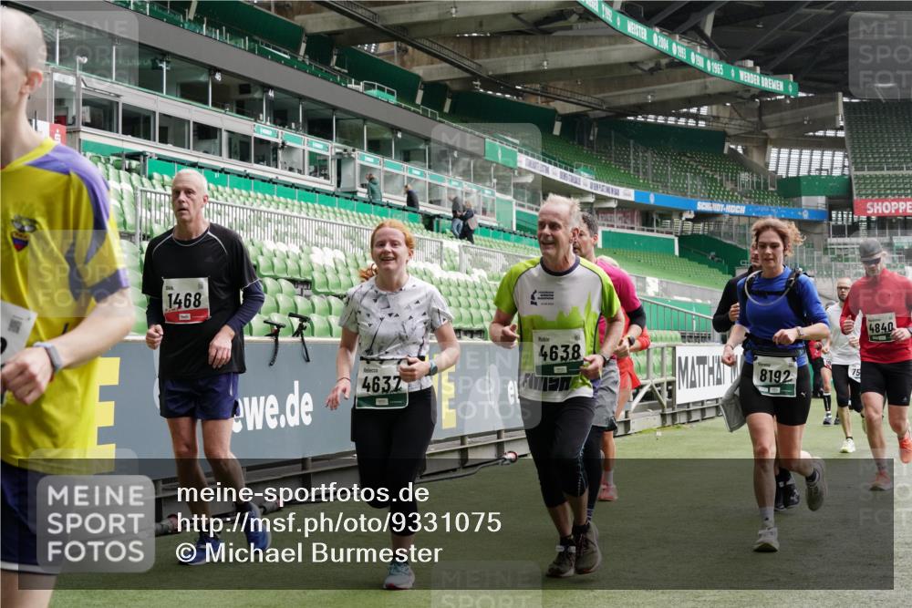 05.10.2025 - 20. swb-Marathon Bremen Michael Burmester http://msf.ph/oto/9331075 05.10.2025 13:04:09 Laufen im Stadion 100, 360, 414, 470, 592, 607, 898, 958, 1012, 1019, 1067, 1080, 1084, 1275, 1331, 1336, 1413, 1468, 1478, 1514, 1695, 1852, 1914, 1975, 1997, 2016, 2333, 2339, 2375, 2567, 2617, 3037, 3072, 3346, 3485, 4005, 4053, 4087, 4243, 4335, 4453, 4462, 4524, 4528, 4637, 4638, 4651, 4757, 4767, 4793, 4803, 4840, 4928, 5043, 5137, 5162, 5212, 5236, 5343, 5410, 5446, 5464, 5489, 5523, 5832, 5966, 5969, 6011, 6145, 6287, 6414, 6447, 6529, 6584, 6635, 227, 375, 396, 2597 meine-sportfotos.de