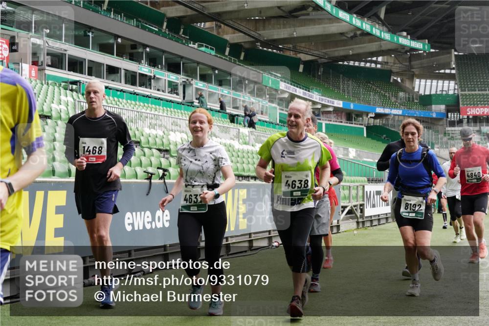 05.10.2025 - 20. swb-Marathon Bremen Michael Burmester http://msf.ph/oto/9331079 05.10.2025 13:04:09 Laufen im Stadion 100, 360, 414, 470, 592, 607, 898, 958, 1012, 1019, 1067, 1080, 1084, 1275, 1331, 1336, 1413, 1468, 1478, 1514, 1695, 1852, 1914, 1975, 1997, 2016, 2333, 2339, 2375, 2567, 2617, 3037, 3072, 3346, 3485, 4005, 4053, 4087, 4243, 4335, 4453, 4462, 4524, 4528, 4637, 4638, 4651, 4757, 4767, 4793, 4803, 4840, 4928, 5043, 5137, 5162, 5212, 5236, 5343, 5410, 5446, 5464, 5489, 5523, 5832, 5966, 5969, 6011, 6145, 6287, 6414, 6447, 6529, 6584, 6635, 227, 375, 396, 2597 meine-sportfotos.de