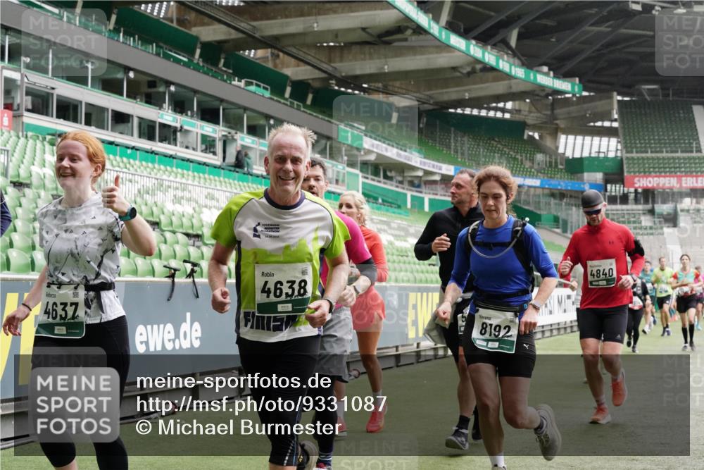 05.10.2025 - 20. swb-Marathon Bremen Michael Burmester http://msf.ph/oto/9331087 05.10.2025 13:04:10 Laufen im Stadion 100, 360, 414, 470, 592, 607, 898, 958, 1012, 1019, 1067, 1080, 1084, 1275, 1331, 1336, 1413, 1468, 1478, 1514, 1695, 1852, 1914, 1975, 1997, 2016, 2086, 2333, 2339, 2375, 2567, 2617, 3037, 3072, 3346, 3485, 4005, 4053, 4087, 4243, 4335, 4453, 4462, 4524, 4528, 4637, 4638, 4651, 4757, 4793, 4803, 4840, 4928, 5043, 5137, 5162, 5212, 5236, 5343, 5410, 5446, 5464, 5489, 5523, 5832, 5966, 5969, 6011, 6145, 6287, 6414, 6447, 6529, 6584, 6635, 227, 375, 396, 2597 meine-sportfotos.de