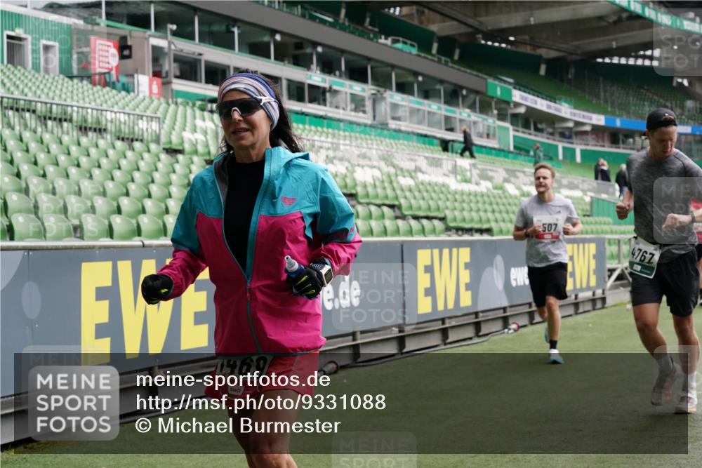 05.10.2025 - 20. swb-Marathon Bremen Michael Burmester http://msf.ph/oto/9331088 05.10.2025 13:03:28 Laufen im Stadion 227, 293, 375, 396, 527, 616, 725, 764, 958, 1067, 1178, 1275, 1331, 1336, 1425, 1469, 1507, 1514, 1568, 1670, 1705, 1836, 1944, 2016, 2339, 2357, 2375, 2407, 2567, 2597, 2696, 2791, 2960, 2984, 3019, 3037, 3147, 3313, 4026, 4321, 4528, 4767, 4769, 5162, 5236, 5410, 5431, 5489, 5523, 5527, 5763, 5867, 5884, 5966, 6138, 6145, 6215, 6414, 6417, 6447, 6481, 6529, 6666, 7315, 7316, 7407, 7540, 7607, 7653, 8375, 8526, 97, 293, 518, 721, 729, 1121, 1704, 1733, 2393, 2772, 3424, 3917 meine-sportfotos.de