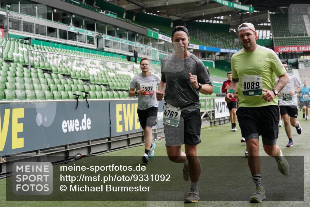 05.10.2025 - 20. swb-Marathon Bremen Michael Burmester http://msf.ph/oto/9331092 05.10.2025 13:03:29 Laufen im Stadion 227, 375, 396, 527, 616, 725, 764, 958, 1067, 1178, 1275, 1331, 1336, 1425, 1469, 1507, 1514, 1568, 1670, 1705, 1836, 1944, 2016, 2339, 2357, 2375, 2407, 2567, 2597, 2696, 2791, 2960, 2984, 3019, 3037, 3147, 3313, 4026, 4321, 4528, 4767, 4769, 5162, 5236, 5410, 5431, 5489, 5523, 5527, 5763, 5867, 5884, 5966, 6138, 6145, 6215, 6414, 6417, 6447, 6481, 6529, 6666, 7315, 7316, 7407, 7540, 7607, 7653, 8375, 8526, 97, 293, 518, 721, 729, 1121, 1704, 1733, 2393, 2772, 3424, 3917 meine-sportfotos.de