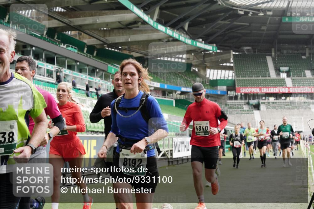 05.10.2025 - 20. swb-Marathon Bremen Michael Burmester http://msf.ph/oto/9331100 05.10.2025 13:04:11 Laufen im Stadion 100, 360, 414, 470, 592, 607, 898, 958, 1012, 1019, 1067, 1080, 1084, 1275, 1331, 1336, 1413, 1468, 1478, 1514, 1695, 1852, 1914, 1975, 1997, 2016, 2086, 2333, 2339, 2375, 2567, 2617, 3037, 3072, 3346, 3485, 4005, 4053, 4087, 4243, 4244, 4335, 4453, 4462, 4524, 4528, 4637, 4638, 4651, 4757, 4793, 4803, 4840, 4928, 5043, 5137, 5162, 5212, 5236, 5343, 5446, 5464, 5489, 5523, 5832, 5966, 5969, 6011, 6145, 6287, 6414, 6447, 6529, 6584, 6635, 227, 375, 396, 2597 meine-sportfotos.de