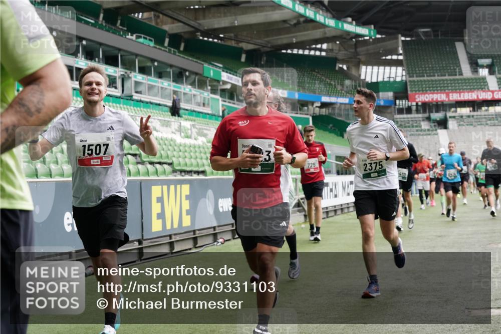 05.10.2025 - 20. swb-Marathon Bremen Michael Burmester http://msf.ph/oto/9331103 05.10.2025 13:03:30 Laufen im Stadion 227, 375, 396, 527, 616, 725, 764, 958, 1067, 1178, 1275, 1331, 1336, 1425, 1469, 1507, 1514, 1568, 1670, 1705, 1836, 2016, 2339, 2357, 2375, 2407, 2567, 2597, 2696, 2791, 2960, 2984, 3019, 3037, 3147, 3313, 4026, 4321, 4528, 4767, 4769, 5162, 5236, 5410, 5431, 5489, 5523, 5527, 5763, 5867, 5884, 5966, 6138, 6145, 6215, 6414, 6417, 6447, 6481, 6529, 6666, 7315, 7316, 7407, 7540, 7607, 7653, 8375, 8526, 97, 293, 518, 721, 1121, 1704, 1733, 2393, 2772, 3424, 3917 meine-sportfotos.de