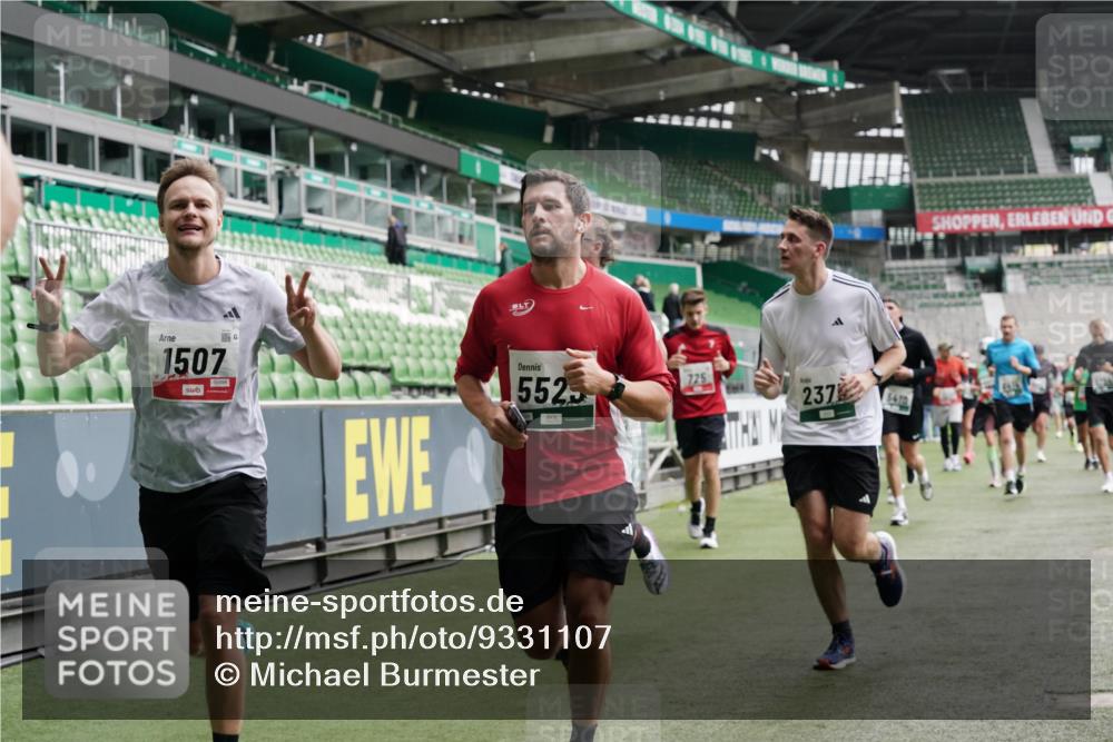 05.10.2025 - 20. swb-Marathon Bremen Michael Burmester http://msf.ph/oto/9331107 05.10.2025 13:03:30 Laufen im Stadion 227, 375, 396, 527, 616, 725, 764, 958, 1067, 1178, 1275, 1331, 1336, 1425, 1469, 1507, 1514, 1568, 1670, 1705, 1836, 2016, 2339, 2357, 2375, 2407, 2567, 2597, 2696, 2791, 2960, 2984, 3019, 3037, 3147, 3313, 4026, 4321, 4528, 4767, 4769, 5162, 5236, 5410, 5431, 5489, 5523, 5527, 5763, 5867, 5884, 5966, 6138, 6145, 6215, 6414, 6417, 6447, 6481, 6529, 6666, 7315, 7316, 7407, 7540, 7607, 7653, 8375, 8526, 97, 293, 518, 721, 1121, 1704, 1733, 2393, 2772, 3424, 3917 meine-sportfotos.de