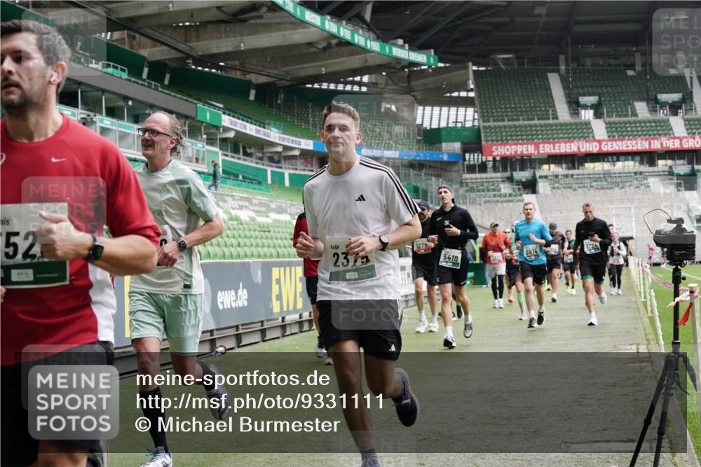 05.10.2025 - 20. swb-Marathon Bremen Michael Burmester http://msf.ph/oto/9331111 05.10.2025 13:03:31 Laufen im Stadion 227, 375, 396, 527, 616, 725, 764, 958, 1067, 1178, 1275, 1331, 1336, 1425, 1469, 1507, 1514, 1568, 1670, 1705, 1836, 2016, 2339, 2357, 2375, 2407, 2567, 2597, 2696, 2791, 2960, 2984, 3019, 3037, 3147, 3313, 4026, 4321, 4462, 4528, 4767, 4769, 5162, 5236, 5410, 5431, 5489, 5523, 5527, 5763, 5867, 5884, 5966, 6138, 6145, 6215, 6414, 6417, 6447, 6481, 6529, 6666, 7315, 7316, 7407, 7540, 7607, 7653, 8375, 293, 518, 721, 1121, 1704, 1733, 2393, 2772, 3424, 3917 meine-sportfotos.de
