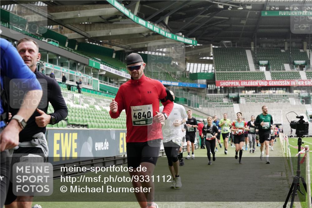 05.10.2025 - 20. swb-Marathon Bremen Michael Burmester http://msf.ph/oto/9331112 05.10.2025 13:04:12 Laufen im Stadion 100, 360, 414, 470, 592, 607, 898, 958, 1012, 1019, 1067, 1080, 1084, 1331, 1336, 1413, 1468, 1478, 1514, 1695, 1852, 1914, 1975, 1997, 2016, 2086, 2333, 2339, 2375, 2567, 2617, 2989, 3037, 3072, 3346, 3485, 4005, 4053, 4087, 4243, 4244, 4335, 4453, 4462, 4501, 4524, 4528, 4637, 4638, 4651, 4757, 4793, 4803, 4840, 4928, 5043, 5082, 5137, 5162, 5212, 5236, 5343, 5446, 5464, 5489, 5523, 5832, 5966, 5969, 6011, 6145, 6287, 6414, 6447, 6529, 6584, 6635, 227, 375, 396, 2597 meine-sportfotos.de