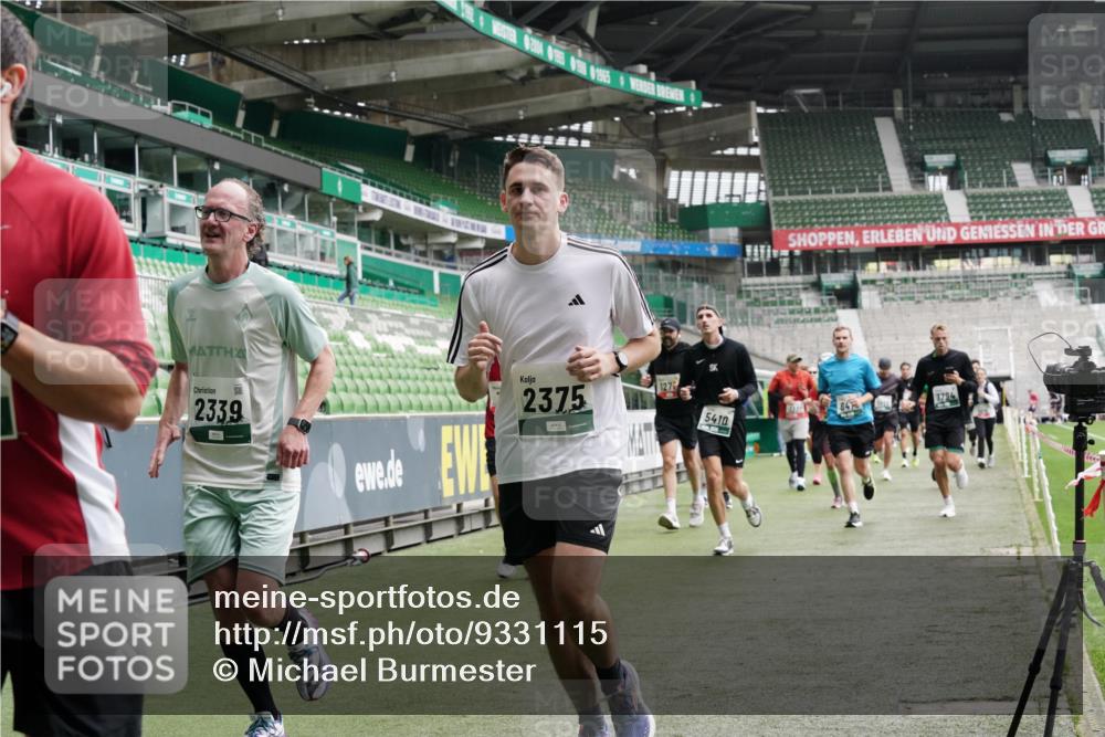 05.10.2025 - 20. swb-Marathon Bremen Michael Burmester http://msf.ph/oto/9331115 05.10.2025 13:03:31 Laufen im Stadion 227, 375, 396, 527, 616, 725, 764, 958, 1067, 1178, 1275, 1331, 1336, 1425, 1469, 1507, 1514, 1568, 1670, 1705, 1836, 2016, 2339, 2357, 2375, 2407, 2567, 2597, 2696, 2791, 2960, 2984, 3019, 3037, 3147, 3313, 4026, 4321, 4462, 4528, 4767, 4769, 5162, 5236, 5410, 5431, 5489, 5523, 5527, 5763, 5867, 5884, 5966, 6138, 6145, 6215, 6414, 6417, 6447, 6481, 6529, 6666, 7315, 7316, 7407, 7540, 7607, 7653, 8375, 293, 518, 721, 1121, 1704, 1733, 2393, 2772, 3424, 3917 meine-sportfotos.de