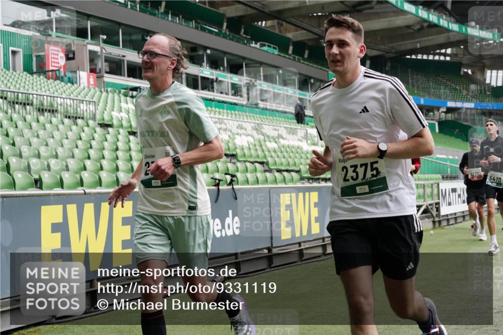 05.10.2025 - 20. swb-Marathon Bremen Michael Burmester http://msf.ph/oto/9331119 05.10.2025 13:03:32 Laufen im Stadion 227, 375, 396, 527, 725, 764, 958, 1067, 1178, 1275, 1331, 1336, 1425, 1469, 1507, 1514, 1568, 1670, 1705, 1836, 2016, 2339, 2357, 2375, 2407, 2567, 2597, 2696, 2791, 2960, 2984, 3019, 3037, 3147, 3313, 4026, 4321, 4453, 4462, 4528, 4767, 4769, 5162, 5236, 5410, 5431, 5489, 5523, 5527, 5763, 5867, 5966, 6138, 6145, 6215, 6414, 6417, 6447, 6481, 6529, 6666, 7315, 7316, 7407, 7540, 7607, 7653, 8375, 293, 721, 1121, 1733, 2393, 2772, 3424, 3917 meine-sportfotos.de