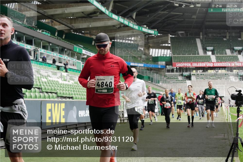 05.10.2025 - 20. swb-Marathon Bremen Michael Burmester http://msf.ph/oto/9331120 05.10.2025 13:04:12 Laufen im Stadion 100, 360, 414, 470, 592, 607, 898, 958, 1012, 1019, 1067, 1080, 1084, 1331, 1336, 1413, 1468, 1478, 1514, 1695, 1852, 1914, 1975, 1997, 2016, 2086, 2333, 2339, 2375, 2567, 2617, 2989, 3037, 3072, 3346, 3485, 4005, 4053, 4087, 4243, 4244, 4335, 4453, 4462, 4501, 4524, 4528, 4637, 4638, 4651, 4757, 4793, 4803, 4840, 4928, 5043, 5082, 5137, 5162, 5212, 5236, 5343, 5446, 5464, 5489, 5523, 5832, 5966, 5969, 6011, 6145, 6287, 6414, 6447, 6529, 6584, 6635, 227, 375, 396, 2597 meine-sportfotos.de