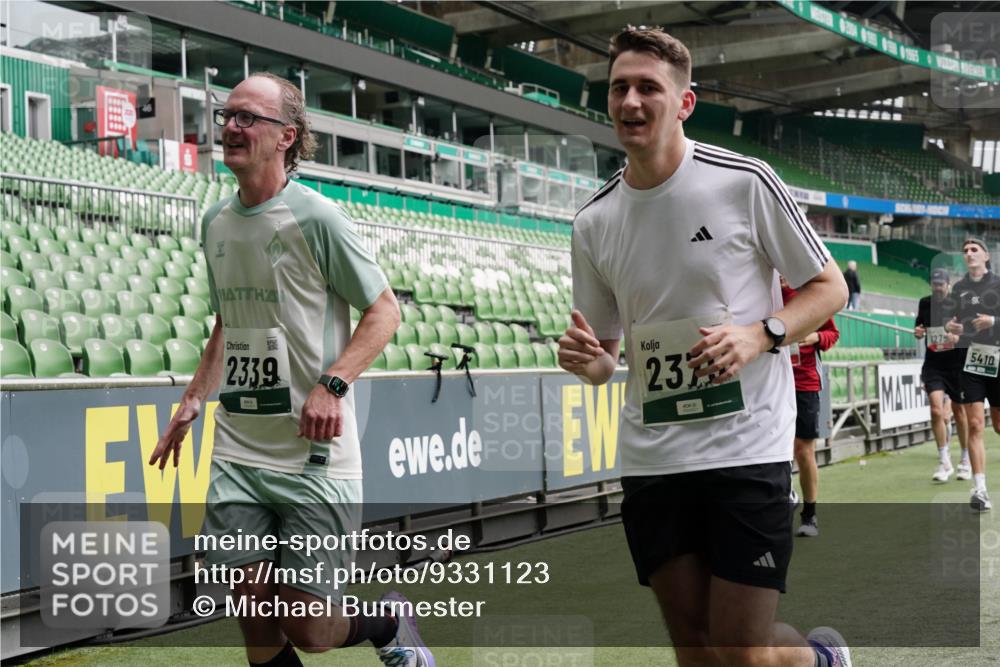 05.10.2025 - 20. swb-Marathon Bremen Michael Burmester http://msf.ph/oto/9331123 05.10.2025 13:03:32 Laufen im Stadion 227, 375, 396, 527, 725, 764, 958, 1067, 1178, 1275, 1331, 1336, 1425, 1469, 1507, 1514, 1568, 1670, 1705, 1836, 2016, 2339, 2357, 2375, 2407, 2567, 2597, 2696, 2791, 2960, 2984, 3019, 3037, 3147, 3313, 4026, 4321, 4453, 4462, 4528, 4767, 4769, 5162, 5236, 5410, 5431, 5489, 5523, 5527, 5763, 5867, 5966, 6138, 6145, 6215, 6414, 6417, 6447, 6481, 6529, 6666, 7315, 7316, 7407, 7540, 7607, 7653, 8375, 293, 721, 1121, 1733, 2393, 2772, 3424, 3917 meine-sportfotos.de