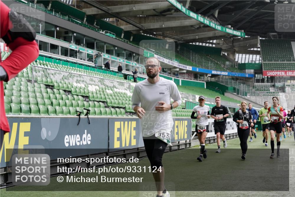 05.10.2025 - 20. swb-Marathon Bremen Michael Burmester http://msf.ph/oto/9331124 05.10.2025 13:04:13 Laufen im Stadion 100, 360, 414, 470, 592, 607, 898, 958, 1012, 1019, 1067, 1080, 1084, 1331, 1336, 1413, 1468, 1478, 1514, 1695, 1852, 1914, 1975, 1997, 2016, 2086, 2333, 2339, 2375, 2567, 2617, 2989, 3037, 3072, 3346, 3485, 4005, 4053, 4087, 4243, 4244, 4335, 4453, 4462, 4501, 4524, 4528, 4637, 4638, 4651, 4757, 4793, 4803, 4840, 4928, 5043, 5082, 5137, 5162, 5212, 5236, 5343, 5446, 5464, 5489, 5523, 5832, 5966, 5969, 6011, 6145, 6287, 6414, 6447, 6529, 6584, 6635, 227, 396, 2597 meine-sportfotos.de