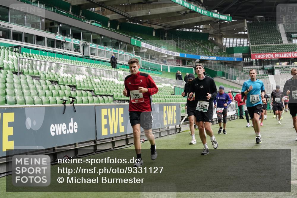 05.10.2025 - 20. swb-Marathon Bremen Michael Burmester http://msf.ph/oto/9331127 05.10.2025 13:03:33 Laufen im Stadion 227, 375, 396, 527, 592, 725, 764, 958, 1067, 1178, 1275, 1331, 1336, 1425, 1469, 1507, 1514, 1568, 1670, 1705, 1836, 2016, 2339, 2357, 2375, 2407, 2567, 2597, 2696, 2791, 2960, 2984, 3019, 3037, 3147, 3313, 4026, 4053, 4087, 4321, 4453, 4462, 4528, 4651, 4767, 4769, 5043, 5162, 5236, 5410, 5431, 5489, 5523, 5527, 5763, 5867, 5966, 6138, 6145, 6215, 6414, 6417, 6447, 6481, 6529, 6584, 6666, 7315, 7316, 7540, 7607, 7653, 8375, 293, 721, 1121, 1733, 2393, 2772, 3424, 3917 meine-sportfotos.de