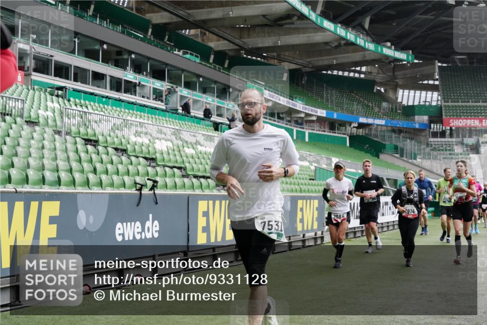 05.10.2025 - 20. swb-Marathon Bremen Michael Burmester http://msf.ph/oto/9331128 05.10.2025 13:04:13 Laufen im Stadion 100, 360, 414, 470, 592, 607, 898, 958, 1012, 1019, 1067, 1080, 1084, 1331, 1336, 1413, 1468, 1478, 1514, 1695, 1852, 1914, 1975, 1997, 2016, 2086, 2333, 2339, 2375, 2567, 2617, 2989, 3037, 3072, 3346, 3485, 4005, 4053, 4087, 4243, 4244, 4335, 4453, 4462, 4501, 4524, 4528, 4637, 4638, 4651, 4757, 4793, 4803, 4840, 4928, 5043, 5082, 5137, 5162, 5212, 5236, 5343, 5446, 5464, 5489, 5523, 5832, 5966, 5969, 6011, 6145, 6287, 6414, 6447, 6529, 6584, 6635, 227, 396, 2597 meine-sportfotos.de