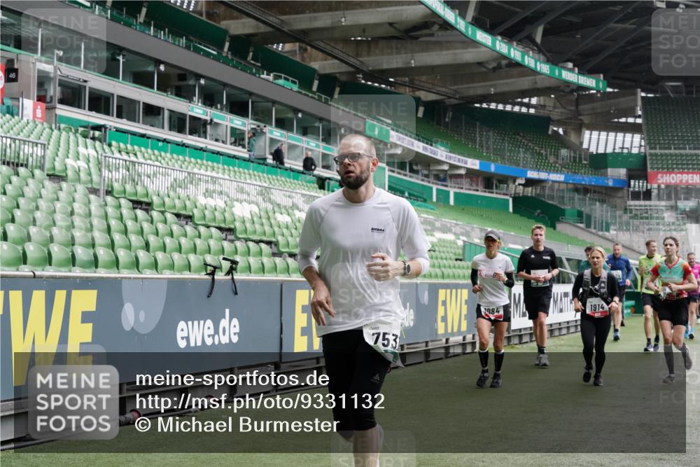 05.10.2025 - 20. swb-Marathon Bremen Michael Burmester http://msf.ph/oto/9331132 05.10.2025 13:04:13 Laufen im Stadion 100, 360, 414, 470, 592, 607, 898, 958, 1012, 1019, 1067, 1080, 1084, 1331, 1336, 1413, 1468, 1478, 1514, 1695, 1852, 1914, 1975, 1997, 2016, 2086, 2333, 2339, 2375, 2567, 2617, 2989, 3037, 3072, 3346, 3485, 4005, 4053, 4087, 4243, 4244, 4335, 4453, 4462, 4501, 4524, 4528, 4637, 4638, 4651, 4757, 4793, 4803, 4840, 4928, 5043, 5082, 5137, 5162, 5212, 5236, 5343, 5446, 5464, 5489, 5523, 5832, 5966, 5969, 6011, 6145, 6287, 6414, 6447, 6529, 6584, 6635, 227, 396, 2597 meine-sportfotos.de