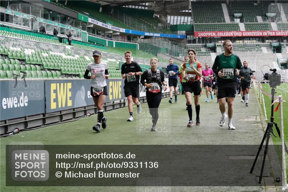 05.10.2025 - 20. swb-Marathon Bremen Michael Burmester http://msf.ph/oto/9331136 05.10.2025 13:04:15 Laufen im Stadion 100, 360, 414, 470, 592, 607, 898, 958, 1012, 1019, 1080, 1084, 1331, 1336, 1413, 1468, 1478, 1514, 1695, 1852, 1914, 1975, 1997, 2016, 2086, 2333, 2567, 2617, 2989, 3037, 3072, 3346, 3485, 4005, 4053, 4087, 4243, 4244, 4335, 4453, 4462, 4501, 4524, 4528, 4627, 4637, 4638, 4651, 4757, 4793, 4803, 4840, 4928, 5043, 5082, 5137, 5162, 5212, 5236, 5247, 5343, 5446, 5464, 5489, 5523, 5832, 5966, 5969, 6011, 6145, 6287, 6414, 6447, 6529, 6584, 6635, 396, 2597 meine-sportfotos.de