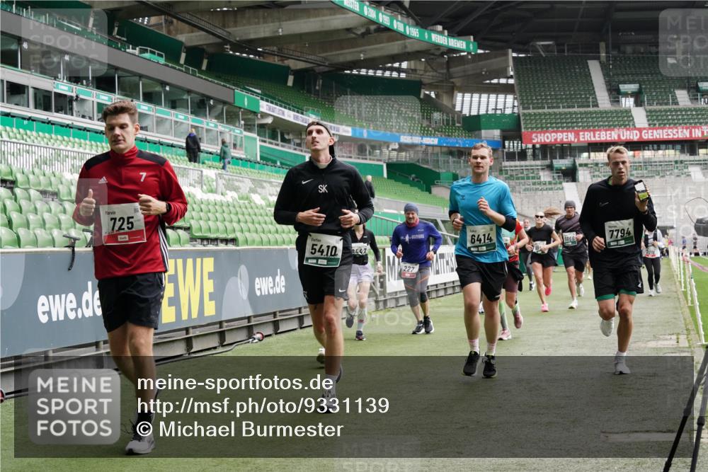 05.10.2025 - 20. swb-Marathon Bremen Michael Burmester http://msf.ph/oto/9331139 05.10.2025 13:03:34 Laufen im Stadion 227, 375, 396, 527, 592, 725, 764, 958, 1067, 1178, 1275, 1331, 1336, 1425, 1469, 1507, 1514, 1568, 1670, 1705, 1836, 2016, 2339, 2357, 2375, 2407, 2567, 2597, 2696, 2791, 2960, 2984, 3019, 3037, 3147, 3313, 4026, 4053, 4087, 4321, 4453, 4462, 4528, 4651, 4767, 4769, 5043, 5162, 5236, 5410, 5431, 5489, 5523, 5527, 5763, 5867, 5966, 6138, 6145, 6215, 6414, 6417, 6447, 6481, 6529, 6584, 6666, 7315, 7316, 7540, 7607, 7653, 8375, 293, 721, 1121, 1733, 2393, 3424, 3917 meine-sportfotos.de