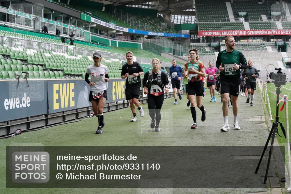 05.10.2025 - 20. swb-Marathon Bremen Michael Burmester http://msf.ph/oto/9331140 05.10.2025 13:04:15 Laufen im Stadion 100, 360, 414, 470, 592, 607, 898, 958, 1012, 1019, 1080, 1084, 1331, 1336, 1413, 1468, 1478, 1514, 1695, 1852, 1914, 1975, 1997, 2016, 2086, 2333, 2567, 2617, 2989, 3037, 3072, 3346, 3485, 4005, 4053, 4087, 4243, 4244, 4335, 4453, 4462, 4501, 4524, 4528, 4627, 4637, 4638, 4651, 4757, 4793, 4803, 4840, 4928, 5043, 5082, 5137, 5162, 5212, 5236, 5247, 5343, 5446, 5464, 5489, 5523, 5832, 5966, 5969, 6011, 6145, 6287, 6414, 6447, 6529, 6584, 6635, 396, 2597 meine-sportfotos.de