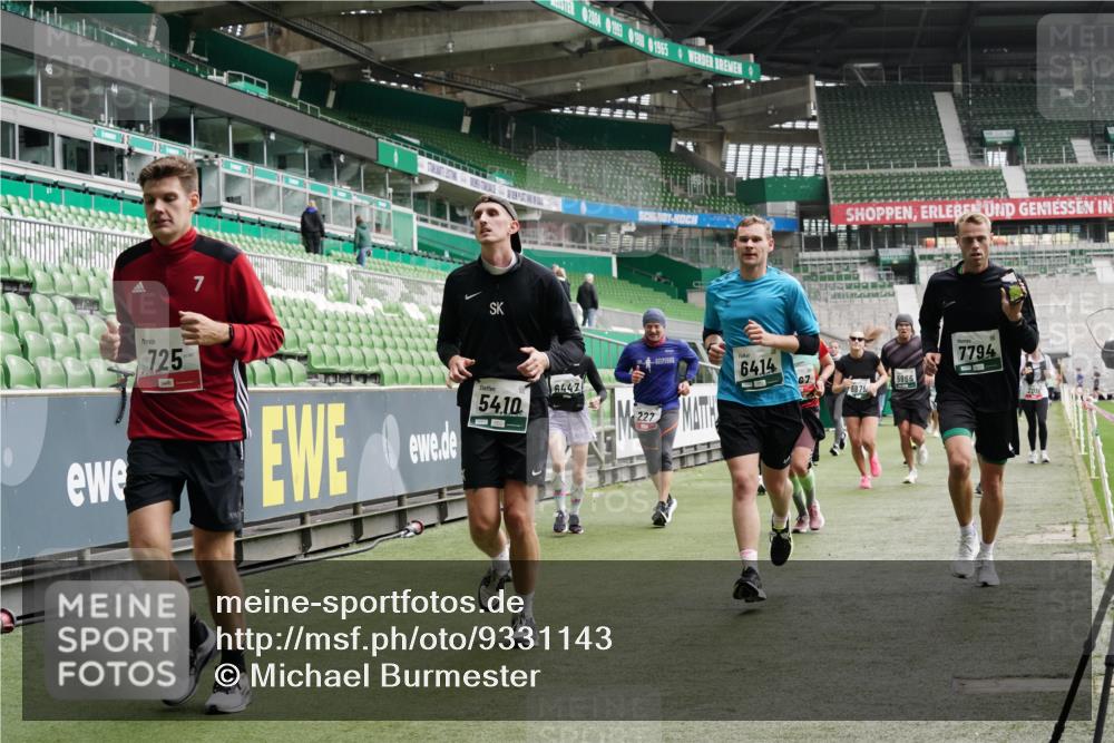05.10.2025 - 20. swb-Marathon Bremen Michael Burmester http://msf.ph/oto/9331143 05.10.2025 13:03:34 Laufen im Stadion 227, 375, 396, 527, 592, 725, 764, 958, 1067, 1178, 1275, 1331, 1336, 1425, 1469, 1507, 1514, 1568, 1670, 1705, 1836, 2016, 2339, 2357, 2375, 2407, 2567, 2597, 2696, 2791, 2960, 2984, 3019, 3037, 3147, 3313, 4026, 4053, 4087, 4321, 4453, 4462, 4528, 4651, 4767, 4769, 5043, 5162, 5236, 5410, 5431, 5489, 5523, 5527, 5763, 5867, 5966, 6138, 6145, 6215, 6414, 6417, 6447, 6481, 6529, 6584, 6666, 7315, 7316, 7540, 7607, 7653, 8375, 293, 721, 1121, 1733, 2393, 3424, 3917 meine-sportfotos.de
