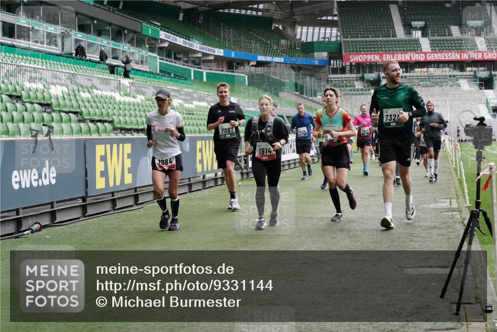 05.10.2025 - 20. swb-Marathon Bremen Michael Burmester http://msf.ph/oto/9331144 05.10.2025 13:04:15 Laufen im Stadion 100, 360, 414, 470, 592, 607, 898, 958, 1012, 1019, 1080, 1084, 1331, 1336, 1413, 1468, 1478, 1514, 1695, 1852, 1914, 1975, 1997, 2016, 2086, 2333, 2567, 2617, 2989, 3037, 3072, 3346, 3485, 4005, 4053, 4087, 4243, 4244, 4335, 4453, 4462, 4501, 4524, 4528, 4627, 4637, 4638, 4651, 4757, 4793, 4803, 4840, 4928, 5043, 5082, 5137, 5162, 5212, 5236, 5247, 5343, 5446, 5464, 5489, 5523, 5832, 5966, 5969, 6011, 6145, 6287, 6414, 6447, 6529, 6584, 6635, 396, 2597 meine-sportfotos.de