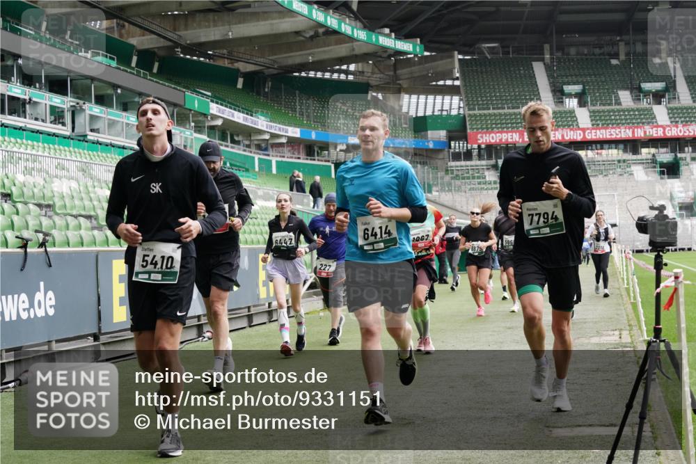 05.10.2025 - 20. swb-Marathon Bremen Michael Burmester http://msf.ph/oto/9331151 05.10.2025 13:03:34 Laufen im Stadion 227, 375, 396, 527, 592, 725, 764, 958, 1067, 1178, 1275, 1331, 1336, 1425, 1469, 1507, 1514, 1568, 1670, 1705, 1836, 2016, 2339, 2357, 2375, 2407, 2567, 2597, 2696, 2791, 2960, 2984, 3019, 3037, 3147, 3313, 4026, 4053, 4087, 4321, 4453, 4462, 4528, 4651, 4767, 4769, 5043, 5162, 5236, 5410, 5431, 5489, 5523, 5527, 5763, 5867, 5966, 6138, 6145, 6215, 6414, 6417, 6447, 6481, 6529, 6584, 6666, 7315, 7316, 7540, 7607, 7653, 8375, 293, 721, 1121, 1733, 2393, 3424, 3917 meine-sportfotos.de