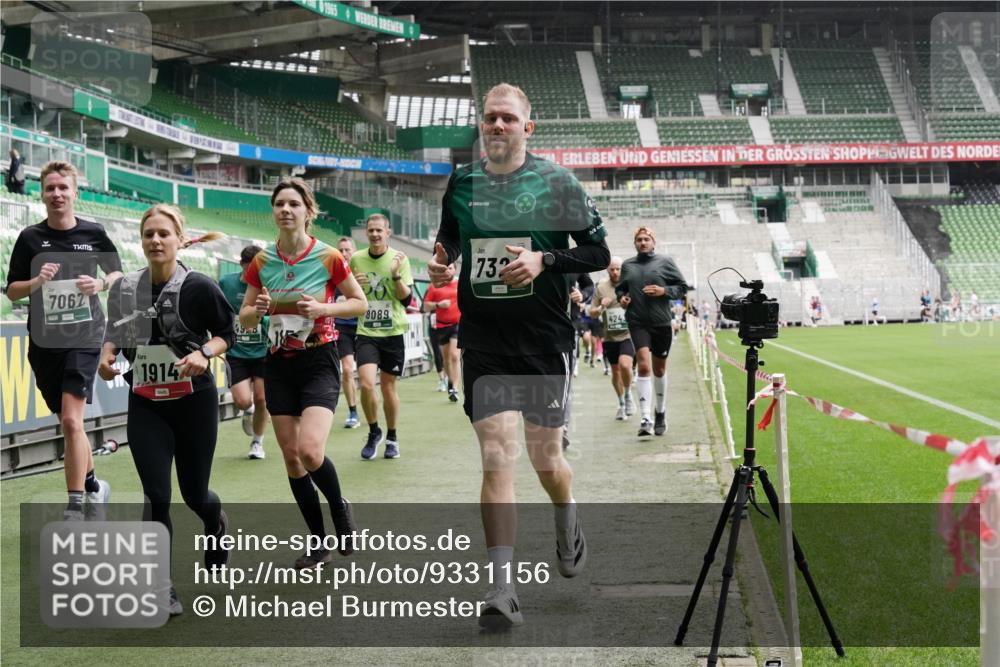 05.10.2025 - 20. swb-Marathon Bremen Michael Burmester http://msf.ph/oto/9331156 05.10.2025 13:04:16 Laufen im Stadion 100, 360, 414, 470, 490, 592, 607, 898, 958, 1012, 1019, 1080, 1084, 1336, 1413, 1468, 1478, 1514, 1695, 1852, 1914, 1975, 1997, 2016, 2086, 2333, 2567, 2617, 2989, 3037, 3072, 3346, 3483, 3485, 3901, 4001, 4005, 4053, 4087, 4243, 4244, 4335, 4453, 4462, 4501, 4524, 4528, 4627, 4637, 4638, 4651, 4757, 4793, 4803, 4840, 4928, 5043, 5082, 5137, 5162, 5212, 5236, 5247, 5343, 5446, 5464, 5489, 5832, 5966, 5969, 6011, 6145, 6287, 6414, 6447, 6529, 6584, 6635, 396, 2597 meine-sportfotos.de