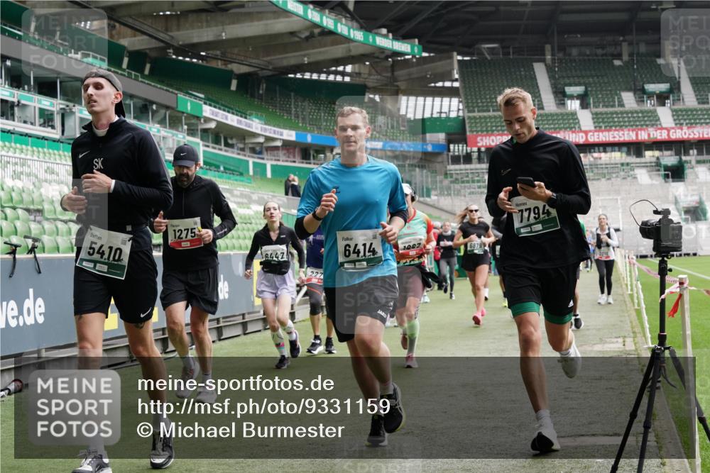 05.10.2025 - 20. swb-Marathon Bremen Michael Burmester http://msf.ph/oto/9331159 05.10.2025 13:03:35 Laufen im Stadion 227, 375, 396, 527, 592, 725, 764, 958, 1067, 1178, 1275, 1331, 1336, 1425, 1469, 1507, 1514, 1568, 1670, 1705, 1836, 1975, 2016, 2339, 2357, 2375, 2407, 2567, 2597, 2696, 2791, 2960, 2984, 3019, 3037, 3147, 3313, 4026, 4053, 4087, 4321, 4453, 4462, 4528, 4651, 4767, 4769, 5043, 5162, 5236, 5410, 5431, 5489, 5523, 5527, 5763, 5867, 5966, 6138, 6145, 6215, 6414, 6417, 6447, 6481, 6529, 6584, 6635, 6666, 7315, 7316, 7540, 7607, 7653, 8375, 293, 721, 1121, 1733, 2393, 3424 meine-sportfotos.de