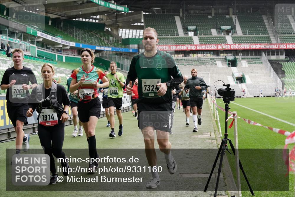 05.10.2025 - 20. swb-Marathon Bremen Michael Burmester http://msf.ph/oto/9331160 05.10.2025 13:04:16 Laufen im Stadion 100, 360, 414, 470, 490, 592, 607, 898, 958, 1012, 1019, 1080, 1084, 1336, 1413, 1468, 1478, 1514, 1695, 1852, 1914, 1975, 1997, 2016, 2086, 2333, 2567, 2617, 2989, 3037, 3072, 3346, 3483, 3485, 3901, 4001, 4005, 4053, 4087, 4243, 4244, 4335, 4453, 4462, 4501, 4524, 4528, 4627, 4637, 4638, 4651, 4757, 4793, 4803, 4840, 4928, 5043, 5082, 5137, 5162, 5212, 5236, 5247, 5343, 5446, 5464, 5489, 5832, 5966, 5969, 6011, 6145, 6287, 6414, 6447, 6529, 6584, 6635, 396, 2597 meine-sportfotos.de