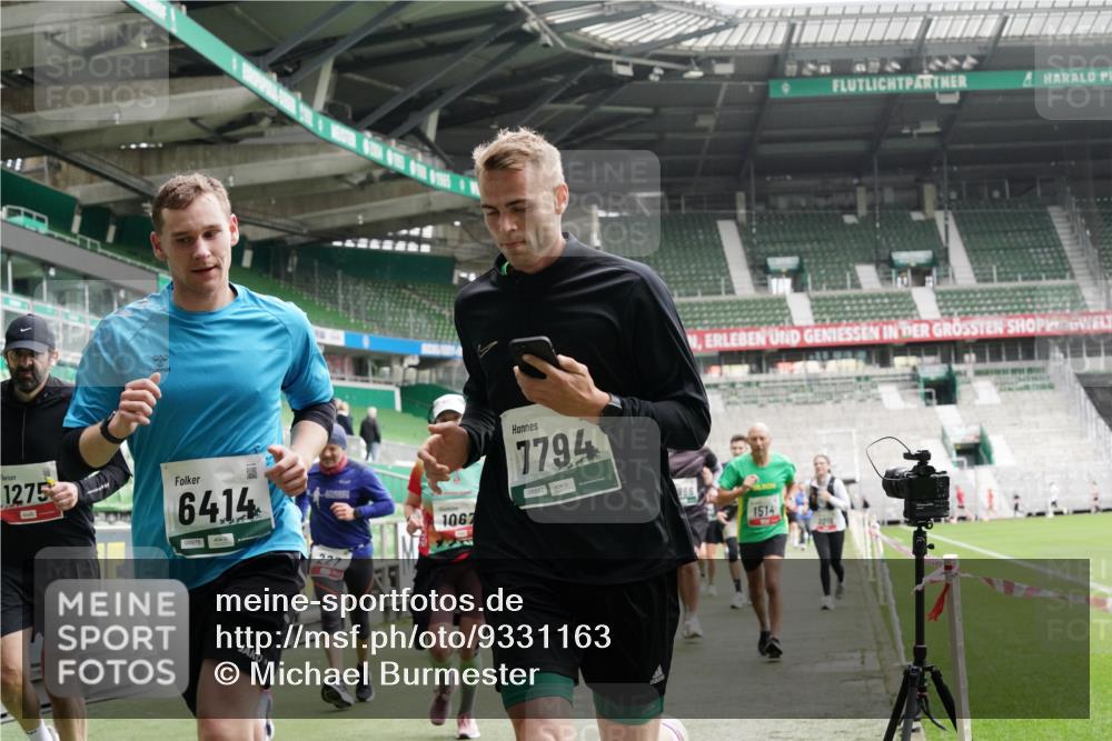 05.10.2025 - 20. swb-Marathon Bremen Michael Burmester http://msf.ph/oto/9331163 05.10.2025 13:03:35 Laufen im Stadion 227, 375, 396, 527, 592, 725, 764, 958, 1067, 1178, 1275, 1331, 1336, 1425, 1469, 1507, 1514, 1568, 1670, 1705, 1836, 1975, 2016, 2339, 2357, 2375, 2407, 2567, 2597, 2696, 2791, 2960, 2984, 3019, 3037, 3147, 3313, 4026, 4053, 4087, 4321, 4453, 4462, 4528, 4651, 4767, 4769, 5043, 5162, 5236, 5410, 5431, 5489, 5523, 5527, 5763, 5867, 5966, 6138, 6145, 6215, 6414, 6417, 6447, 6481, 6529, 6584, 6635, 6666, 7315, 7316, 7540, 7607, 7653, 8375, 293, 721, 1121, 1733, 2393, 3424 meine-sportfotos.de
