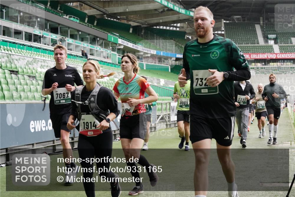 05.10.2025 - 20. swb-Marathon Bremen Michael Burmester http://msf.ph/oto/9331165 05.10.2025 13:04:17 Laufen im Stadion 100, 360, 414, 470, 490, 592, 607, 898, 958, 1012, 1019, 1080, 1084, 1336, 1413, 1468, 1478, 1695, 1852, 1914, 1975, 1997, 2016, 2086, 2333, 2567, 2617, 2664, 2989, 3037, 3072, 3346, 3483, 3485, 3901, 4001, 4005, 4053, 4087, 4243, 4244, 4335, 4453, 4462, 4501, 4524, 4528, 4627, 4637, 4638, 4651, 4757, 4793, 4803, 4840, 4928, 5043, 5082, 5137, 5162, 5212, 5236, 5247, 5343, 5446, 5464, 5489, 5832, 5966, 5969, 6011, 6145, 6287, 6414, 6447, 6529, 6584, 6635, 396, 2597 meine-sportfotos.de