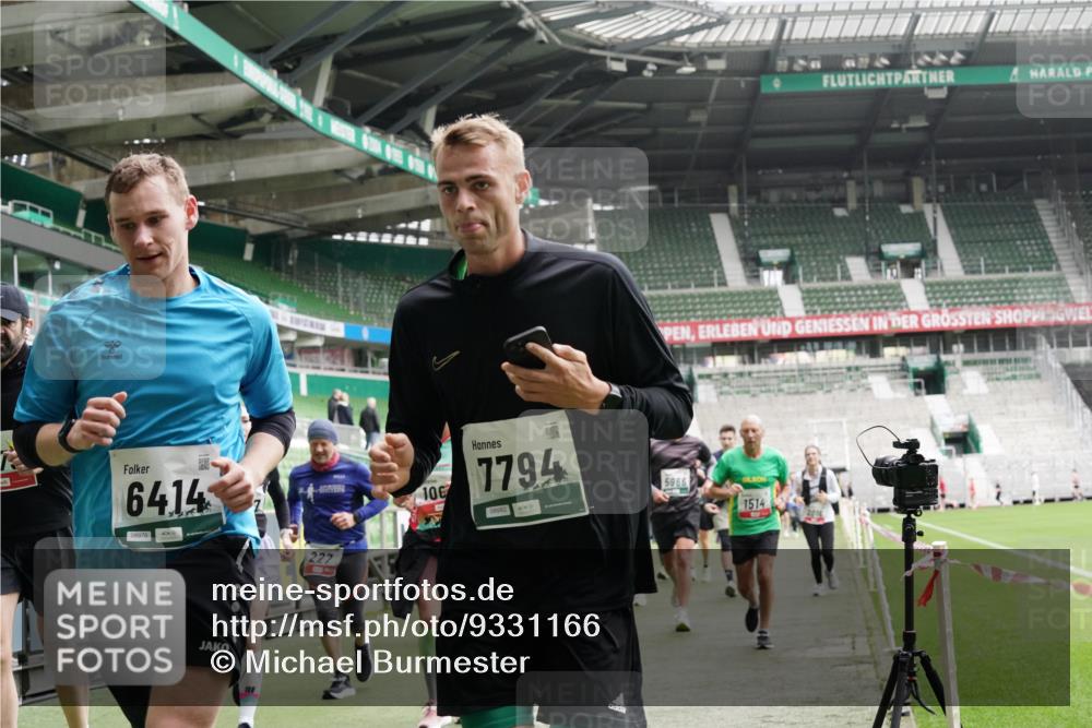 05.10.2025 - 20. swb-Marathon Bremen Michael Burmester http://msf.ph/oto/9331166 05.10.2025 13:03:36 Laufen im Stadion 227, 375, 396, 527, 592, 725, 764, 958, 1067, 1178, 1275, 1331, 1336, 1425, 1469, 1507, 1514, 1568, 1670, 1705, 1836, 1975, 2016, 2339, 2357, 2375, 2407, 2567, 2597, 2696, 2791, 2960, 2984, 3019, 3037, 3147, 3313, 4026, 4053, 4087, 4453, 4462, 4528, 4651, 4767, 4769, 5043, 5162, 5236, 5410, 5431, 5489, 5523, 5527, 5763, 5867, 5966, 6138, 6145, 6215, 6414, 6417, 6447, 6481, 6529, 6584, 6635, 6666, 7315, 7316, 7540, 7607, 7653, 8375, 293, 721, 1121, 1733, 2393, 3424 meine-sportfotos.de