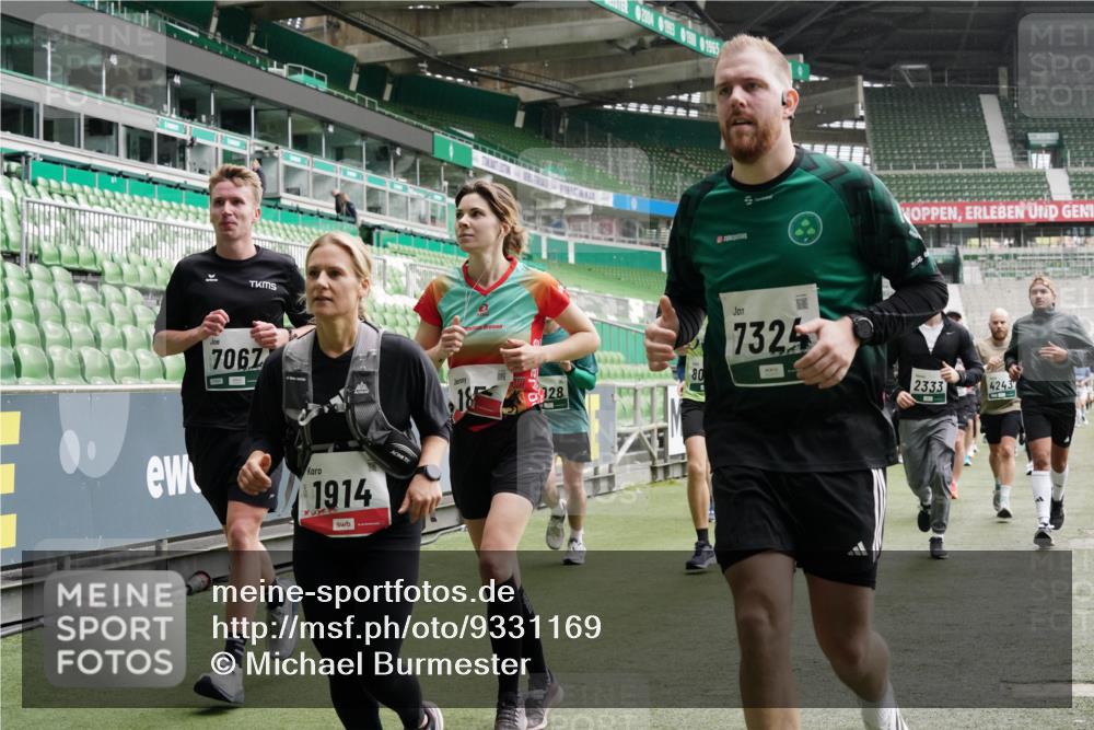 05.10.2025 - 20. swb-Marathon Bremen Michael Burmester http://msf.ph/oto/9331169 05.10.2025 13:04:17 Laufen im Stadion 100, 360, 414, 470, 490, 592, 607, 898, 958, 1012, 1019, 1080, 1084, 1336, 1413, 1468, 1478, 1695, 1852, 1914, 1975, 1997, 2016, 2086, 2333, 2567, 2617, 2664, 2989, 3037, 3072, 3346, 3483, 3485, 3901, 4001, 4005, 4053, 4087, 4243, 4244, 4335, 4453, 4462, 4501, 4524, 4528, 4627, 4637, 4638, 4651, 4757, 4793, 4803, 4840, 4928, 5043, 5082, 5137, 5162, 5212, 5236, 5247, 5343, 5446, 5464, 5489, 5832, 5966, 5969, 6011, 6145, 6287, 6414, 6447, 6529, 6584, 6635, 396, 2597 meine-sportfotos.de