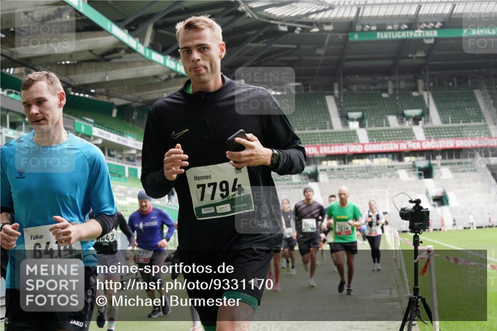 05.10.2025 - 20. swb-Marathon Bremen Michael Burmester http://msf.ph/oto/9331170 05.10.2025 13:03:36 Laufen im Stadion 227, 375, 396, 527, 592, 725, 764, 958, 1067, 1178, 1275, 1331, 1336, 1425, 1469, 1507, 1514, 1568, 1670, 1705, 1836, 1975, 2016, 2339, 2357, 2375, 2407, 2567, 2597, 2696, 2791, 2960, 2984, 3019, 3037, 3147, 3313, 4026, 4053, 4087, 4453, 4462, 4528, 4651, 4767, 4769, 5043, 5162, 5236, 5410, 5431, 5489, 5523, 5527, 5763, 5867, 5966, 6138, 6145, 6215, 6414, 6417, 6447, 6481, 6529, 6584, 6635, 6666, 7315, 7316, 7540, 7607, 7653, 8375, 293, 721, 1121, 1733, 2393, 3424 meine-sportfotos.de