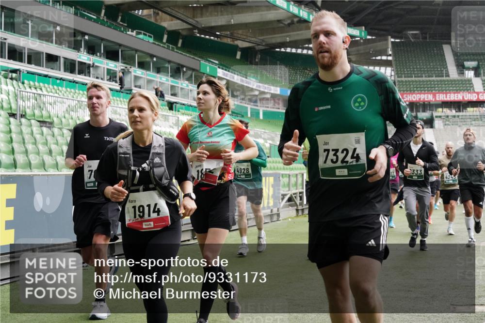 05.10.2025 - 20. swb-Marathon Bremen Michael Burmester http://msf.ph/oto/9331173 05.10.2025 13:04:17 Laufen im Stadion 100, 360, 414, 470, 490, 592, 607, 898, 958, 1012, 1019, 1080, 1084, 1336, 1413, 1468, 1478, 1695, 1852, 1914, 1975, 1997, 2016, 2086, 2333, 2567, 2617, 2664, 2989, 3037, 3072, 3346, 3483, 3485, 3901, 4001, 4005, 4053, 4087, 4243, 4244, 4335, 4453, 4462, 4501, 4524, 4528, 4627, 4637, 4638, 4651, 4757, 4793, 4803, 4840, 4928, 5043, 5082, 5137, 5162, 5212, 5236, 5247, 5343, 5446, 5464, 5489, 5832, 5966, 5969, 6011, 6145, 6287, 6414, 6447, 6529, 6584, 6635, 396, 2597 meine-sportfotos.de