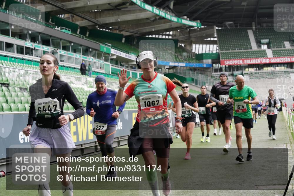 05.10.2025 - 20. swb-Marathon Bremen Michael Burmester http://msf.ph/oto/9331174 05.10.2025 13:03:37 Laufen im Stadion 227, 375, 396, 414, 527, 592, 725, 764, 898, 958, 1067, 1178, 1275, 1331, 1336, 1425, 1469, 1507, 1514, 1568, 1670, 1705, 1836, 1975, 2016, 2339, 2357, 2375, 2407, 2567, 2597, 2696, 2791, 2960, 2984, 3019, 3037, 3147, 3313, 4026, 4053, 4087, 4453, 4462, 4528, 4651, 4767, 4769, 5043, 5162, 5236, 5410, 5431, 5489, 5523, 5527, 5763, 5867, 5966, 6138, 6145, 6215, 6414, 6417, 6447, 6481, 6529, 6584, 6635, 6666, 7315, 7316, 7540, 7607, 7653, 8375, 293, 721, 1733, 2393, 3424 meine-sportfotos.de