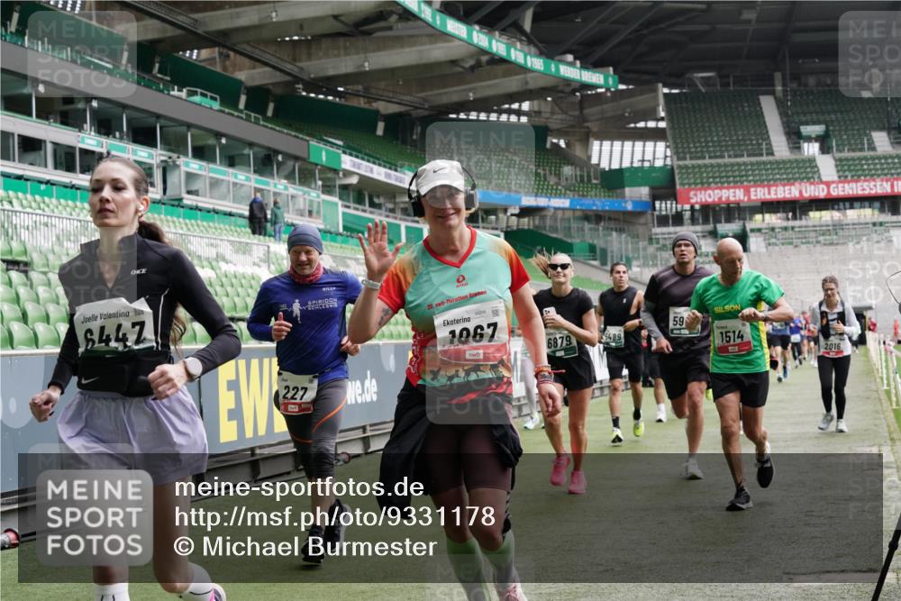 05.10.2025 - 20. swb-Marathon Bremen Michael Burmester http://msf.ph/oto/9331178 05.10.2025 13:03:37 Laufen im Stadion 227, 375, 396, 414, 527, 592, 725, 764, 898, 958, 1067, 1178, 1275, 1331, 1336, 1425, 1469, 1507, 1514, 1568, 1670, 1705, 1836, 1975, 2016, 2339, 2357, 2375, 2407, 2567, 2597, 2696, 2791, 2960, 2984, 3019, 3037, 3147, 3313, 4026, 4053, 4087, 4453, 4462, 4528, 4651, 4767, 4769, 5043, 5162, 5236, 5410, 5431, 5489, 5523, 5527, 5763, 5867, 5966, 6138, 6145, 6215, 6414, 6417, 6447, 6481, 6529, 6584, 6635, 6666, 7315, 7316, 7540, 7607, 7653, 8375, 293, 721, 1733, 2393, 3424 meine-sportfotos.de