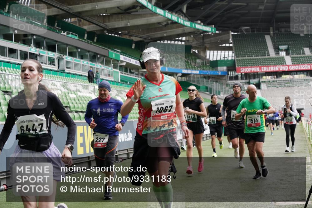 05.10.2025 - 20. swb-Marathon Bremen Michael Burmester http://msf.ph/oto/9331183 05.10.2025 13:03:37 Laufen im Stadion 227, 375, 396, 414, 527, 592, 725, 764, 898, 958, 1067, 1178, 1275, 1331, 1336, 1425, 1469, 1507, 1514, 1568, 1670, 1705, 1836, 1975, 2016, 2339, 2357, 2375, 2407, 2567, 2597, 2696, 2791, 2960, 2984, 3019, 3037, 3147, 3313, 4026, 4053, 4087, 4453, 4462, 4528, 4651, 4767, 4769, 5043, 5162, 5236, 5410, 5431, 5489, 5523, 5527, 5763, 5867, 5966, 6138, 6145, 6215, 6414, 6417, 6447, 6481, 6529, 6584, 6635, 6666, 7315, 7316, 7540, 7607, 7653, 8375, 293, 721, 1733, 2393, 3424 meine-sportfotos.de