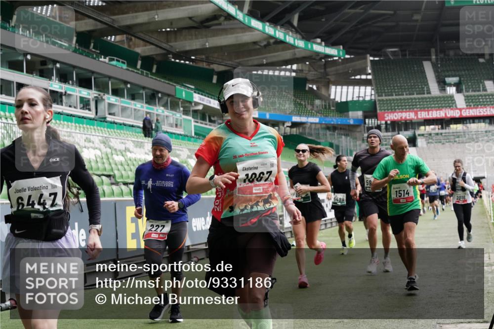 05.10.2025 - 20. swb-Marathon Bremen Michael Burmester http://msf.ph/oto/9331186 05.10.2025 13:03:37 Laufen im Stadion 227, 375, 396, 414, 527, 592, 725, 764, 898, 958, 1067, 1178, 1275, 1331, 1336, 1425, 1469, 1507, 1514, 1568, 1670, 1705, 1836, 1975, 2016, 2339, 2357, 2375, 2407, 2567, 2597, 2696, 2791, 2960, 2984, 3019, 3037, 3147, 3313, 4026, 4053, 4087, 4453, 4462, 4528, 4651, 4767, 4769, 5043, 5162, 5236, 5410, 5431, 5489, 5523, 5527, 5763, 5867, 5966, 6138, 6145, 6215, 6414, 6417, 6447, 6481, 6529, 6584, 6635, 6666, 7315, 7316, 7540, 7607, 7653, 8375, 293, 721, 1733, 2393, 3424 meine-sportfotos.de