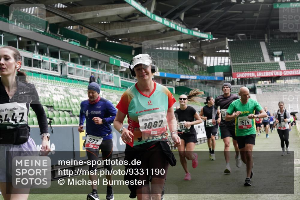 05.10.2025 - 20. swb-Marathon Bremen Michael Burmester http://msf.ph/oto/9331190 05.10.2025 13:03:37 Laufen im Stadion 227, 375, 396, 414, 527, 592, 725, 764, 898, 958, 1067, 1178, 1275, 1331, 1336, 1425, 1469, 1507, 1514, 1568, 1670, 1705, 1836, 1975, 2016, 2339, 2357, 2375, 2407, 2567, 2597, 2696, 2791, 2960, 2984, 3019, 3037, 3147, 3313, 4026, 4053, 4087, 4453, 4462, 4528, 4651, 4767, 4769, 5043, 5162, 5236, 5410, 5431, 5489, 5523, 5527, 5763, 5867, 5966, 6138, 6145, 6215, 6414, 6417, 6447, 6481, 6529, 6584, 6635, 6666, 7315, 7316, 7540, 7607, 7653, 8375, 293, 721, 1733, 2393, 3424 meine-sportfotos.de